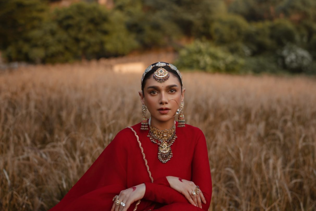 Aditi Rao Hydari Minimalistic Sabyasachi Lehenga Look: अदिति राव हैदरी की तरह आप भी चुन सकती हैं सिंपल और मिनिमलिस्टिक लहंगा 4 Aditi Rao Hydari 6
