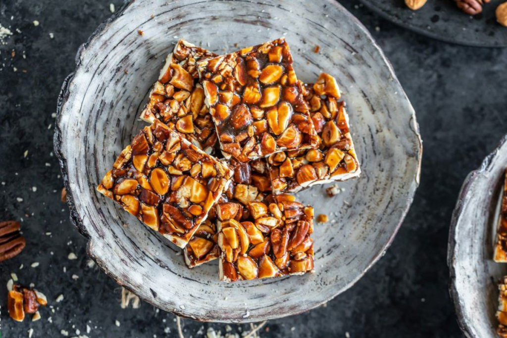 Jaggery Peanut Chikki Recipe: सेहत के लिए फायदेमंद और स्वाद में लाजवाब होती है गुड़ और मूंगफली की चिक्की 1 Chikki