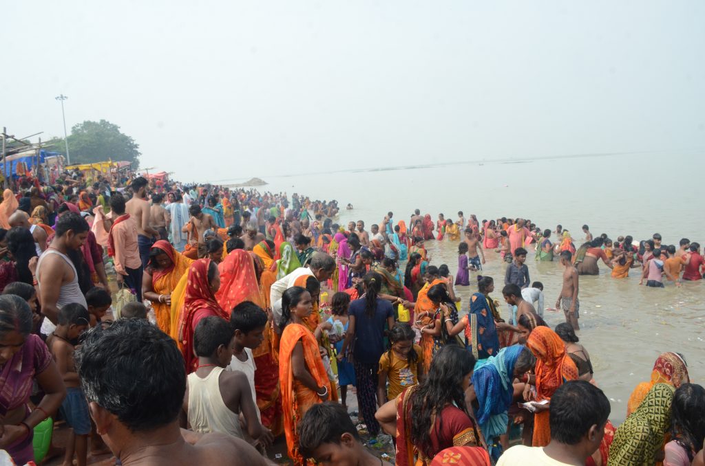 Photos: भागलपुर में गंगा स्नान करने उमड़ रही श्रद्धालुओं की भीड़, देखिए गंगा घाटों पर जमा हुजूम... 1 Dsc 5079