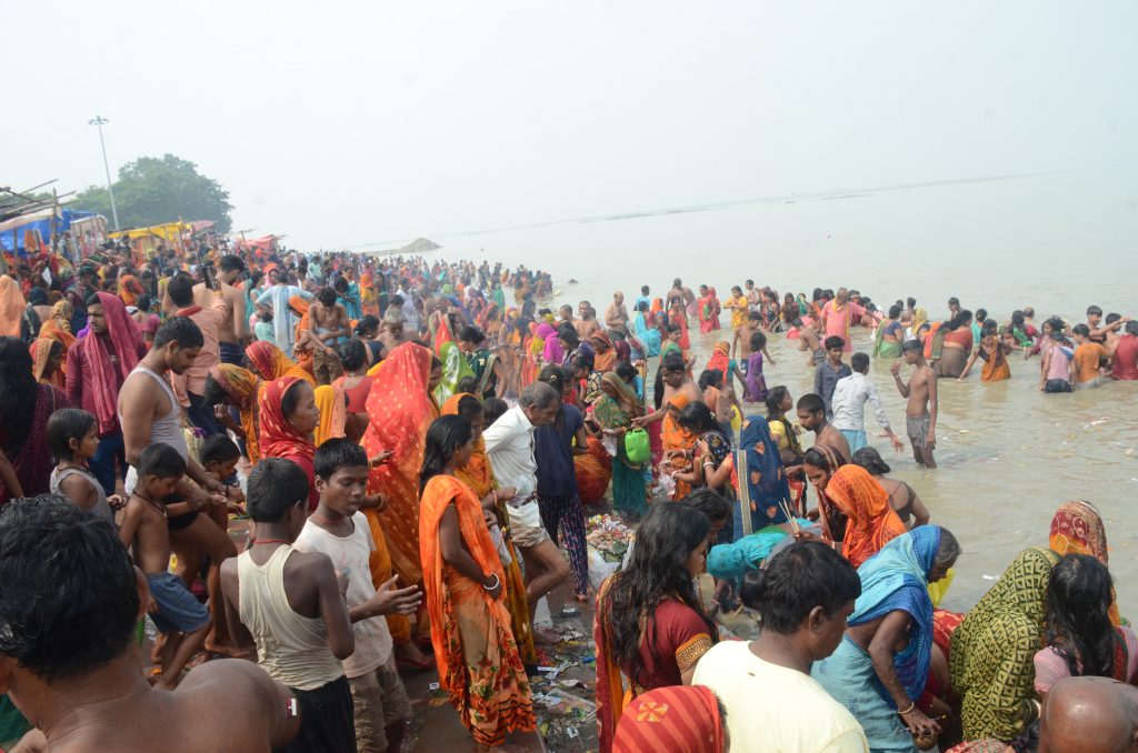 Photos: भागलपुर में गंगा स्नान करने उमड़ रही श्रद्धालुओं की भीड़, देखिए गंगा घाटों पर जमा हुजूम... 2 Dsc 5080