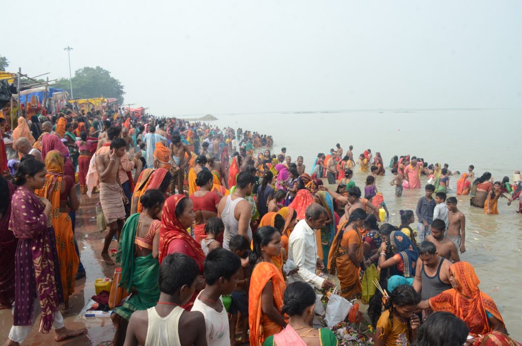 Photos: भागलपुर में गंगा स्नान करने उमड़ रही श्रद्धालुओं की भीड़, देखिए गंगा घाटों पर जमा हुजूम... 4 Dsc 5081