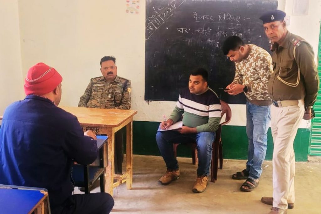 Firing In School: झारखंड में पारा टीचर ने क्लास रूम में घुसकर प्रधान शिक्षिका को गोली मारी 1 Firing In School Deoghar Jharkhand Crime News 1