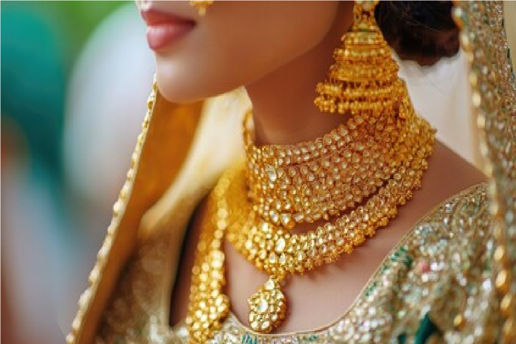 शादी के सीजन में डिमांड घटने से 1,750 रुपये टूटा सोना, चांदी 2,700 रुपये लुढ़की 3 Gold 1