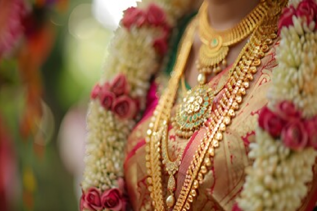 शादी के सीजन में डिमांड घटने से 1,750 रुपये टूटा सोना, चांदी 2,700 रुपये लुढ़की 4 Gold 2
