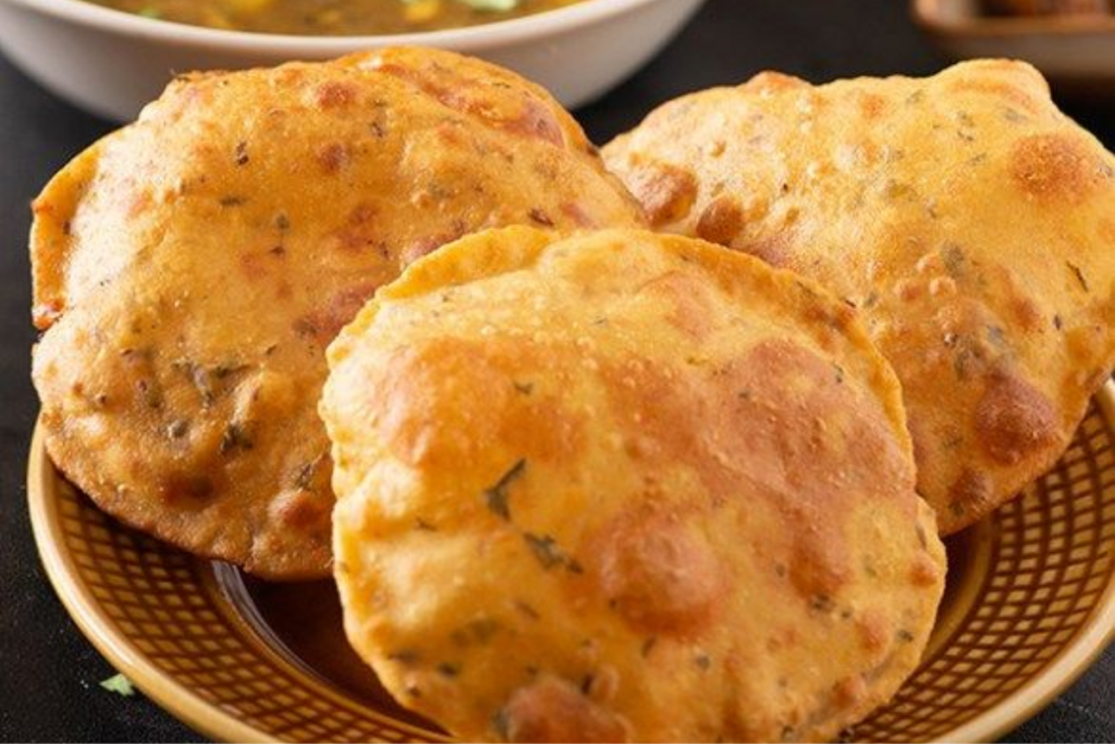 Spring Onion Puri Recipe: हरे प्याज की पुरी रेसिपी सर्दियों में घर पर बनाएं यह टेस्टी और हेल्दी डिश 2 Hare Pyaaz Ki Puri 1