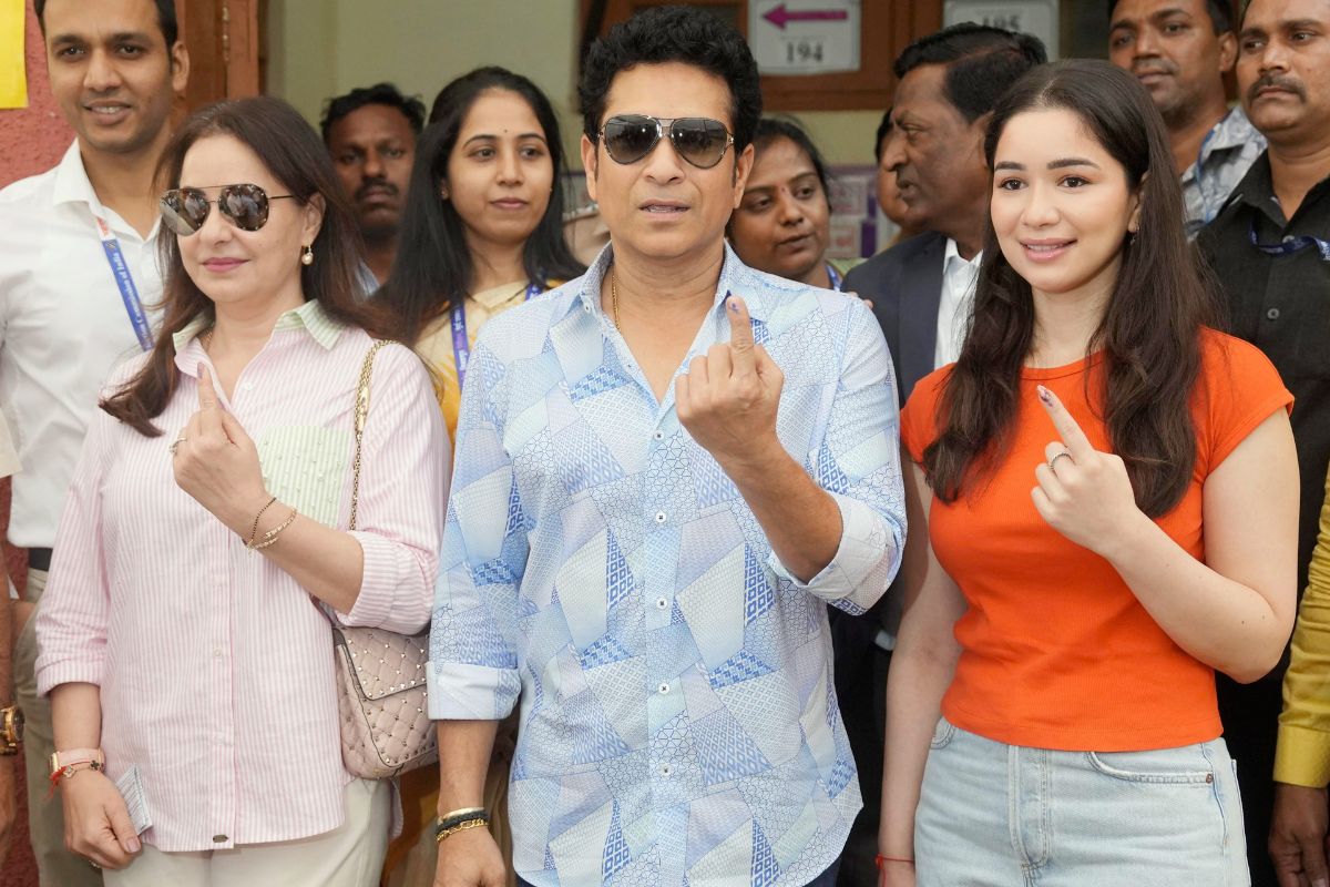 Sachin Tendulkar: पत्नी और बेटी के साथ वोट डालने पहुंचे सचिन, जनता से की वोट डालने की अपील, देखें वीडियो