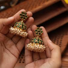 Chhath Puja Earrings: छठ पूजा पर पहनें ये 5 सुंदर ईयररिंग्स को, जानिए 1 Jhuki