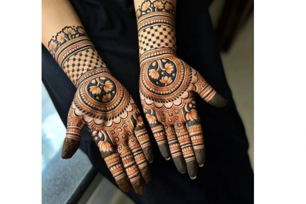 Mehndi Designs For Dark Colour: मेहंदी का कलर चाहिए डार्क? तो बनाए ये खूबसूरत डिजाइन 4 Mehnadi 3