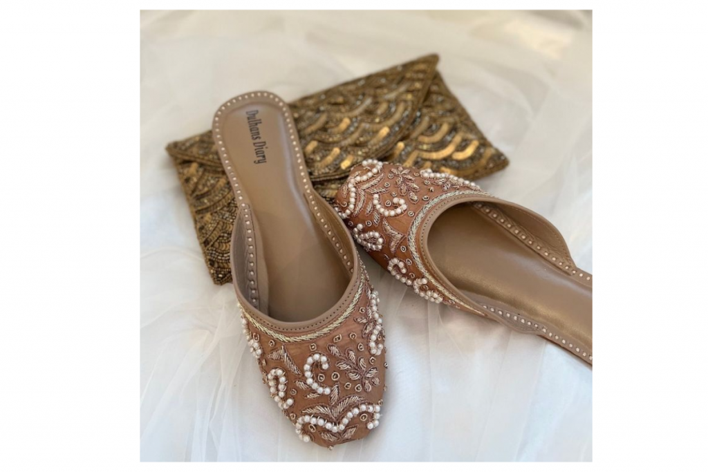 Punjabi Jutti Designs For Guru Nanak Jayanti: देखें पंजाबी जूती के खूबसूरत डिजाइन्स जो आपकी स्टाइल को बना देंगे और भी खास 3 Punjabi Juti 3