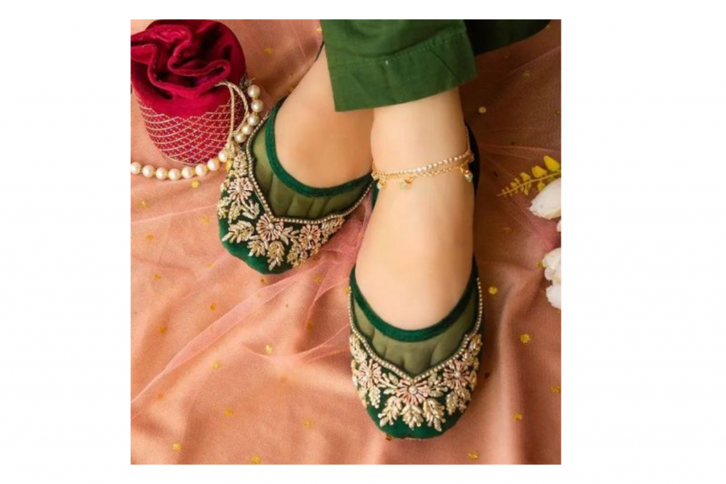 Punjabi Jutti Designs For Guru Nanak Jayanti: देखें पंजाबी जूती के खूबसूरत डिजाइन्स जो आपकी स्टाइल को बना देंगे और भी खास 4 Punjabi Juti 4