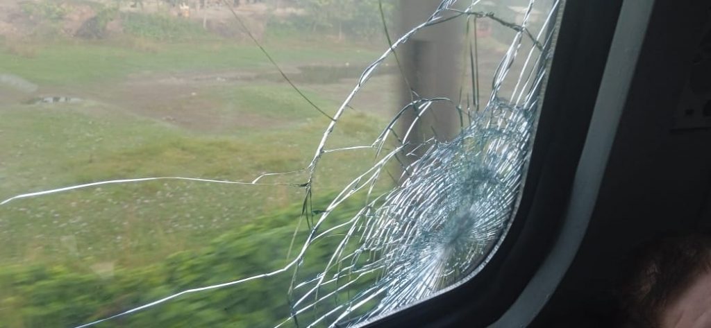 Bihar News: सहरसा-पटना राज्यरानी एक्सप्रेस पर फिर पथराव, एसी कोच के कई शीशे चकनाचूर हुए 1 Whatsapp Image 2024 11 24 At 9.19.13 Am 1