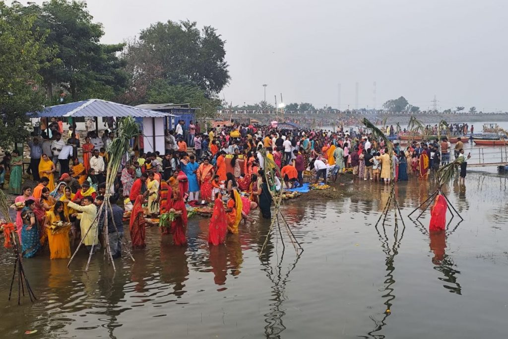 Chhath 2024: झारखंड में आस्था का महापर्व छठ कैसे मनाया गया, यहां देखें तस्वीरें 2 Your Paragraph Text 5 1