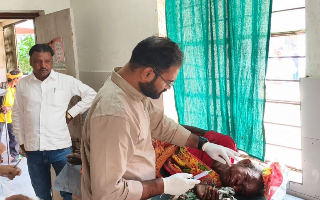 झारखंड में मतदाताओं को वोट दिलाने ले जा रहा पिकअप वैन पलटा, 30 घायल 5 Doctor Treating Injured In Sadar Hospital Chaibasa