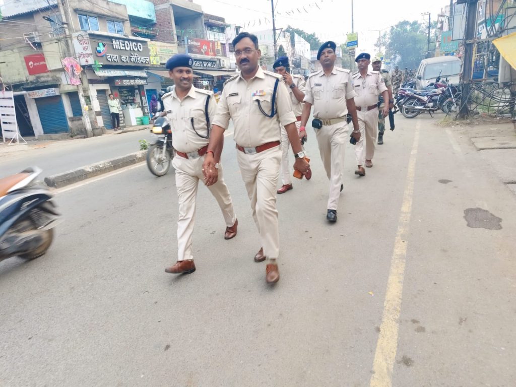 Jamshedpur में पुलिस और अर्द्ध सैनिक बल ने किया फ्लैग मार्च,सुरक्षा का दिया संदेश 1 Flag March 1