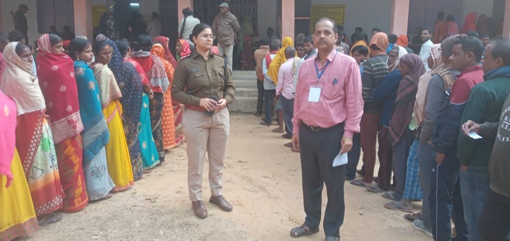 बिहार में रैली रोकने गई पुलिस टीम पर हमला, पैक्स प्रत्याशी के समर्थकों ने की पत्थरबाजी 1 Gya 1