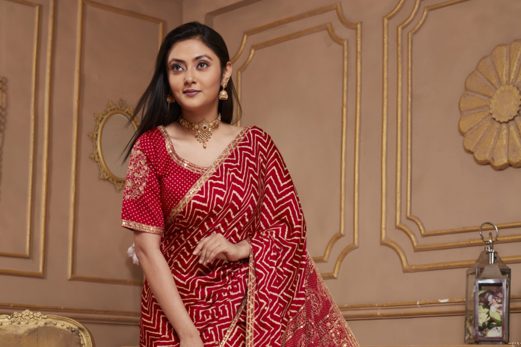 Bhai Dooj Leheriya Saree Fashion: भाई दूज पर पहनें लहरियां साड़ी, आपको देगी सिंपल और एलीगेंट लुक 5 Image 5