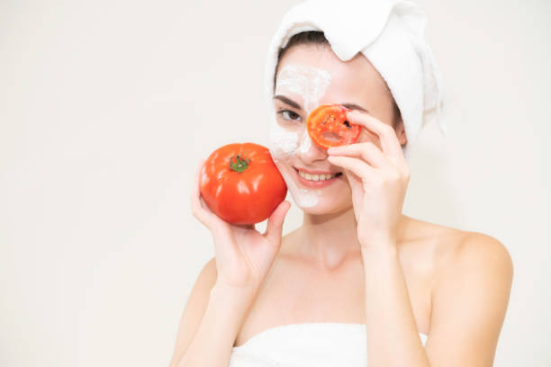 Skin Care Tips: चेहरे पर टमाटर लगाने के हैं कई फायदे, जानें लगाने का सही तरीका 1 Istockphoto 1008223196 612X612 1