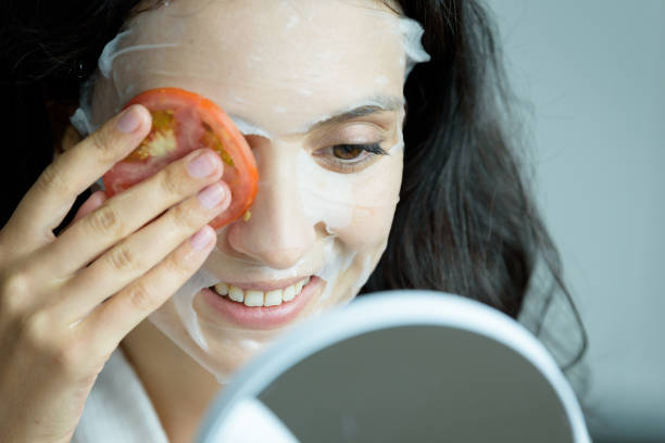 Skin Care Tips: चेहरे पर टमाटर लगाने के हैं कई फायदे, जानें लगाने का सही तरीका 2 Istockphoto 1186916201 612X612 1