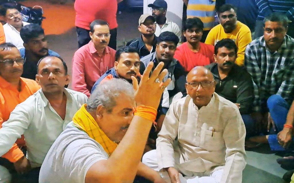 जमशेदपुर में वोट से पहले भाजपा नेता गिचू अग्रवाल गिरफ्तार, रात भर धरना पर बैठे सरयू राय 2 Jamshedpur Bjp Leader Gichu Agrawal Arresting Protest 1