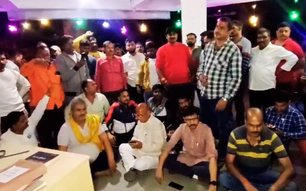 जमशेदपुर में वोट से पहले भाजपा नेता गिचू अग्रवाल गिरफ्तार, रात भर धरना पर बैठे सरयू राय 1 Jamshedpur Bjp Leader Gichu Agrawal Arresting Protest