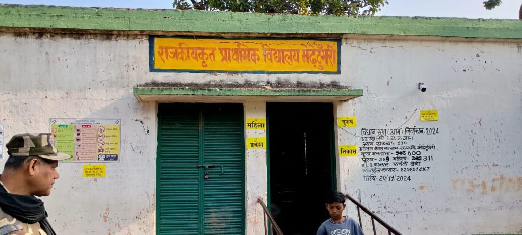 Photos: खिजरी में वोट बहिष्कार, 1 घंटे में पड़े 13 वोट, बीडीओ-थाना प्रभारी ने घर-घर जाकर वोटर को मनाया 1 Medhetungri Booth Angara Ranchi Khijri Vidhan Sabha