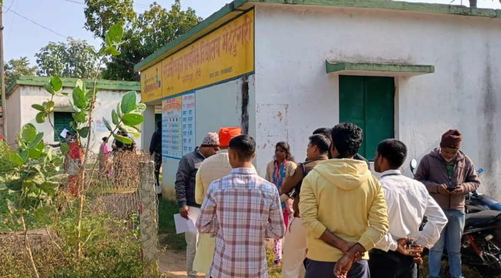 Photos: खिजरी में वोट बहिष्कार, 1 घंटे में पड़े 13 वोट, बीडीओ-थाना प्रभारी ने घर-घर जाकर वोटर को मनाया 2 Medhetungri Booth Angara Ranchi Khijri Vidhan Sabha News