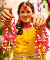 Bridal Special Kalire : चूड़ियों के साथ ट्राई कीजिए ये 5 तरह की डीजाईनर कलीरे 3 Person