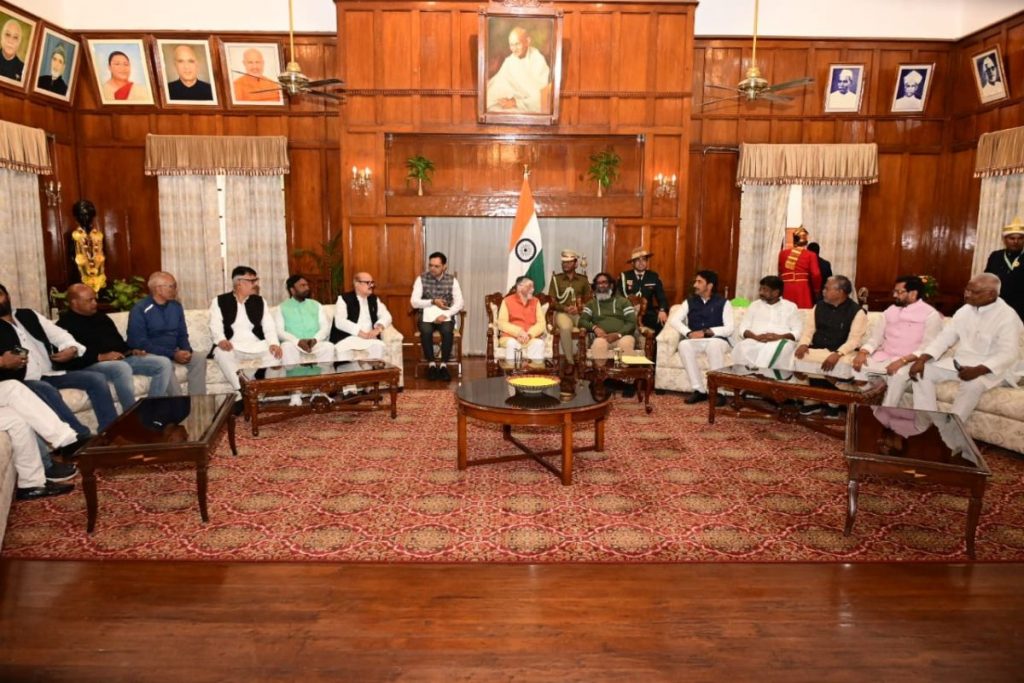 हेमंत सोरेन 28 नवंबर को सीएम पद की लेंगे शपथ, राज्यपाल से मिलकर सरकार बनाने का दावा किया पेश 1 Raj Bhawan Meeting