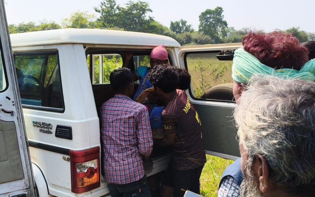 झारखंड में मतदाताओं को वोट दिलाने ले जा रहा पिकअप वैन पलटा, 30 घायल 2 Road Accident In Sonua Jharkhand Elections 1