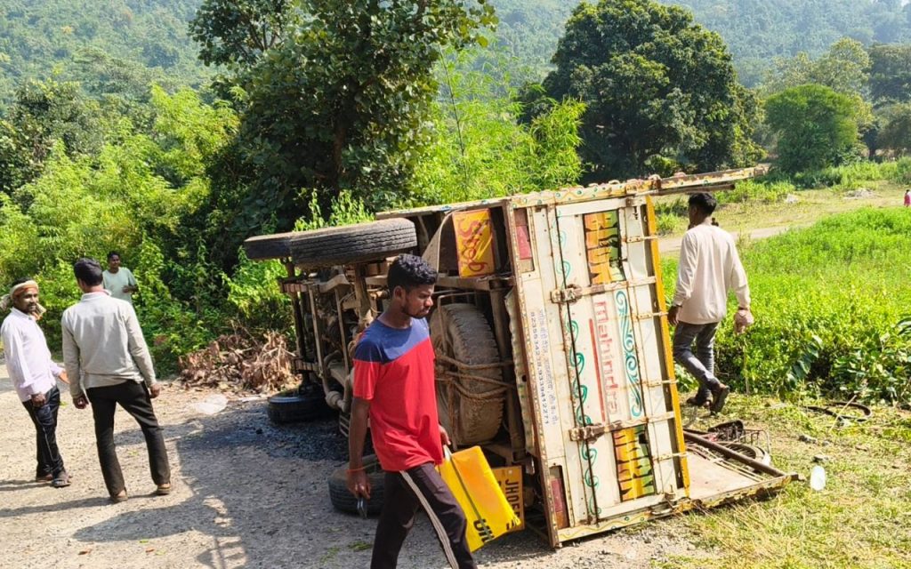 झारखंड में मतदाताओं को वोट दिलाने ले जा रहा पिकअप वैन पलटा, 30 घायल 4 Road Accident In Sonua Jharkhand Elections 2