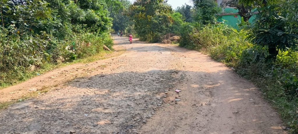 Photos: खिजरी में वोट बहिष्कार, 1 घंटे में पड़े 13 वोट, बीडीओ-थाना प्रभारी ने घर-घर जाकर वोटर को मनाया 3 Vote Bycott Road Angara