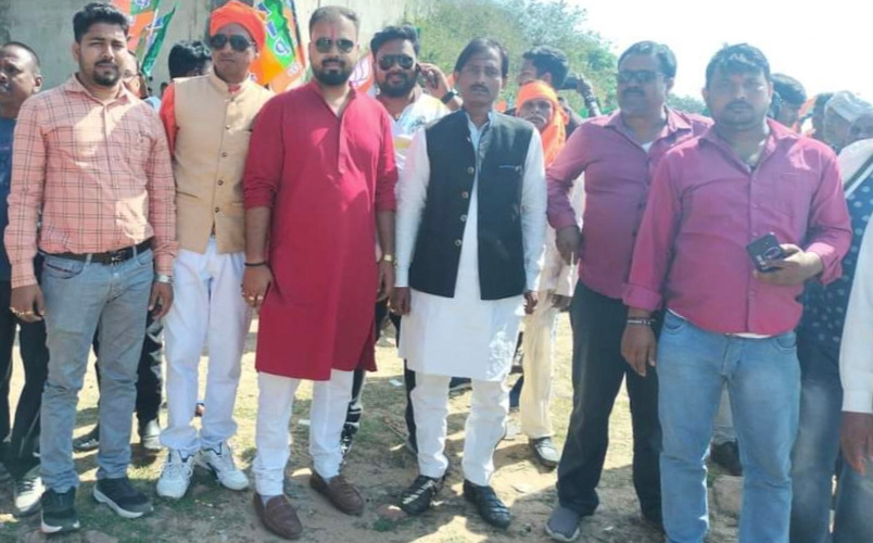 Jharkhand Election 2024: चुनाव में प्रत्याशियों ने झोंकी पूरी ताकत, कहीं सास-ननद कर रहीं प्रचार, कहीं प्रत्याशियों के पिता और बच्चों ने संभाला मोर्चा 4 प्रचार 1