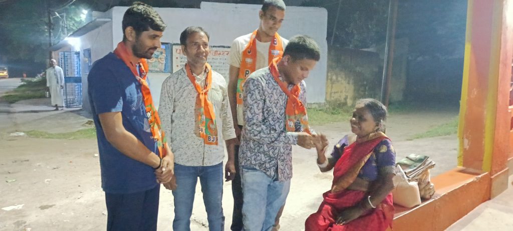 Jharkhand Election 2024: चुनाव में प्रत्याशियों ने झोंकी पूरी ताकत, कहीं सास-ननद कर रहीं प्रचार, कहीं प्रत्याशियों के पिता और बच्चों ने संभाला मोर्चा 6 प्रचार 2