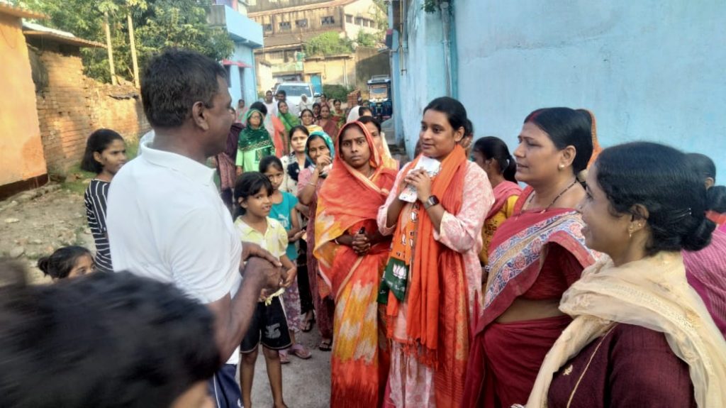 Jharkhand Election 2024: चुनाव में प्रत्याशियों ने झोंकी पूरी ताकत, कहीं सास-ननद कर रहीं प्रचार, कहीं प्रत्याशियों के पिता और बच्चों ने संभाला मोर्चा 3 प्रचार 5