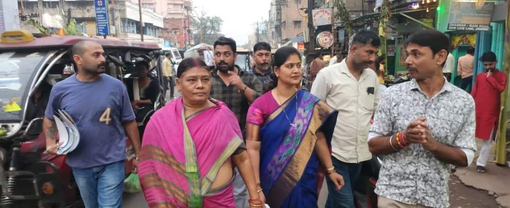 Jharkhand Election 2024: चुनाव में प्रत्याशियों ने झोंकी पूरी ताकत, कहीं सास-ननद कर रहीं प्रचार, कहीं प्रत्याशियों के पिता और बच्चों ने संभाला मोर्चा 2 प्रचार 6