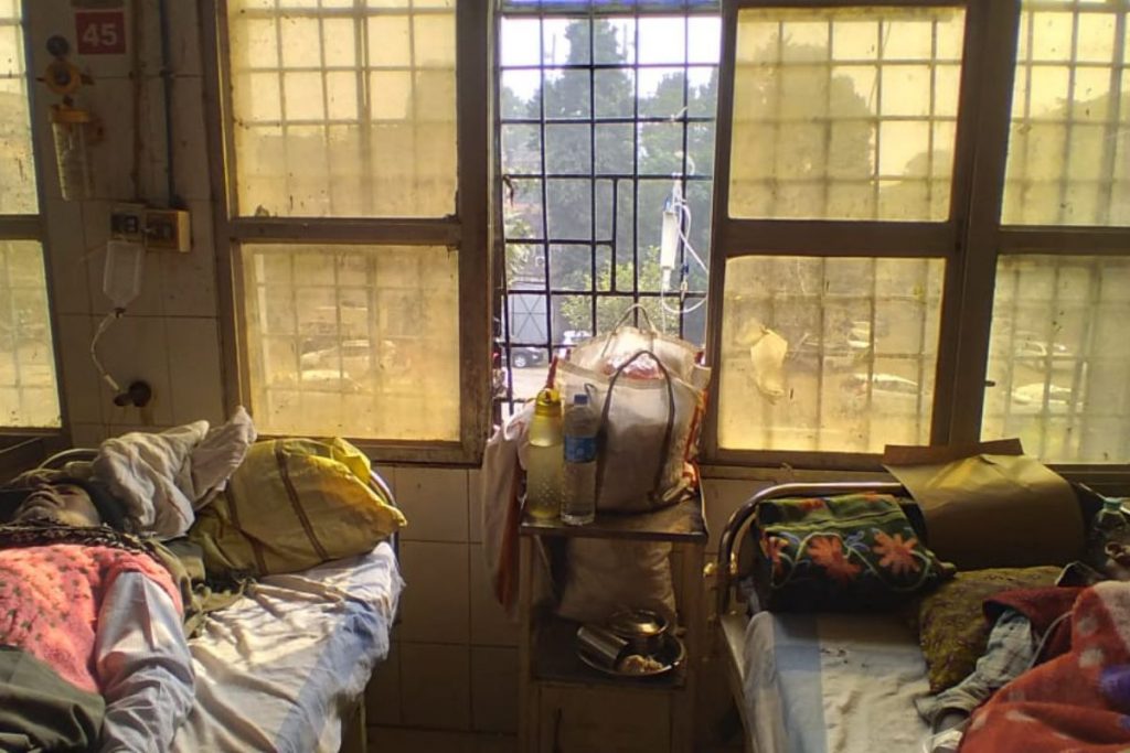 Bhagalpur: विभाग मस्त रोगी पस्त!, अस्पताल की लापरवाही से चादर ओढ़कर सर्दी दूर कर रहे मरीज 2 2024 12 10T215844.036