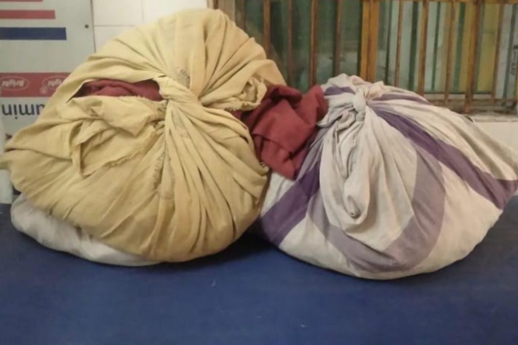 Bhagalpur: विभाग मस्त रोगी पस्त!, अस्पताल की लापरवाही से चादर ओढ़कर सर्दी दूर कर रहे मरीज 1 2024 12 10T220657.688