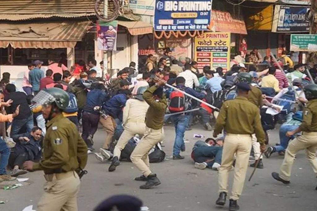 बीपीएससी परीक्षा को लेकर क्यों मचा है बवाल? नॉर्मलाइजेशन से लेकर लाठीचार्ज तक जानें हर सवाल का जवाब 7 25 दिसंबर शाम अभ्यर्थियों पर लाठीचार्ज करती पुलिस
