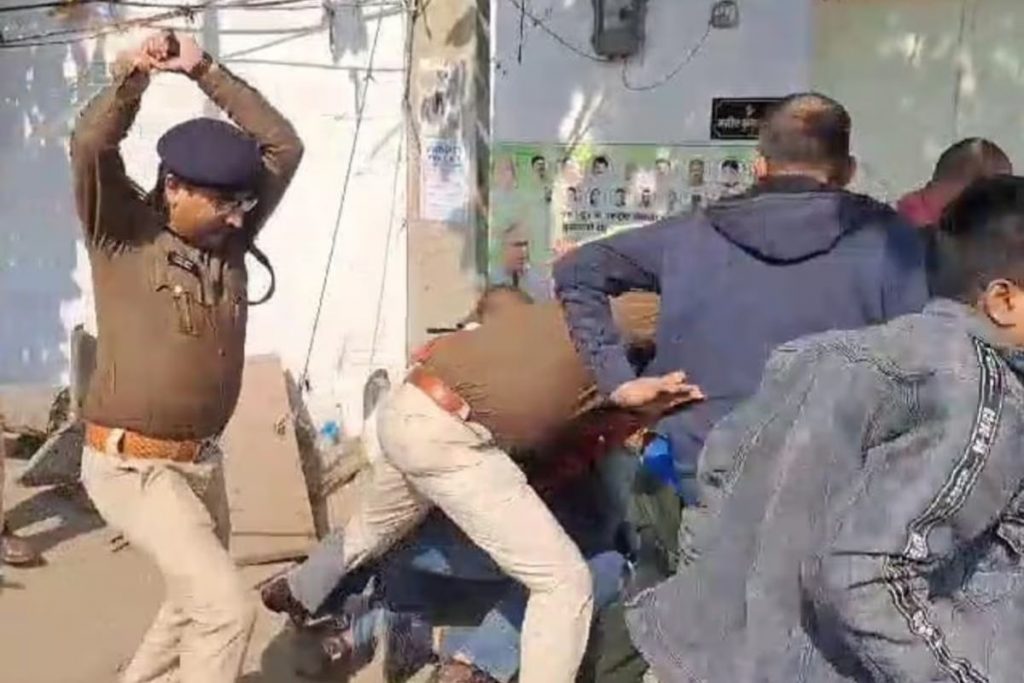 बीपीएससी परीक्षा को लेकर क्यों मचा है बवाल? नॉर्मलाइजेशन से लेकर लाठीचार्ज तक जानें हर सवाल का जवाब 1 6 दिसंबर को अभ्यर्थियों पर लाठीचार्ज करती पुलिस