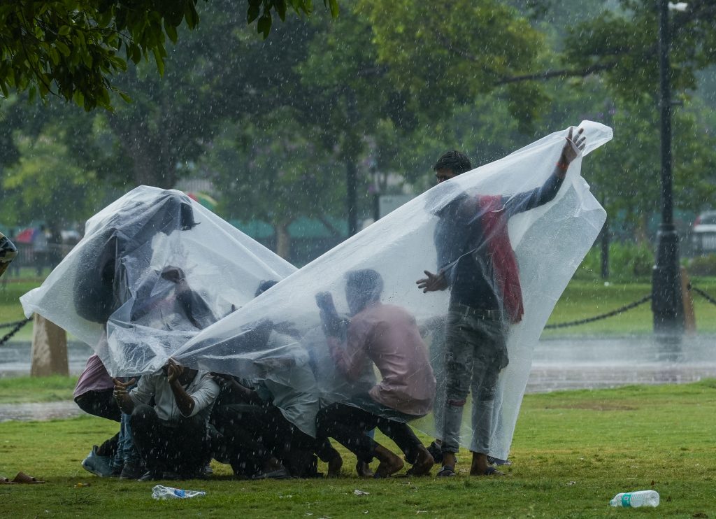 Weather Updates: पहाड़ों में बर्फबारी, दिल्ली-एमपी समेत इन राज्यों में बारिश का दौर जारी, जानें मौसम का ताजा हाल 6 29121 Pti12 29 2024 000086A
