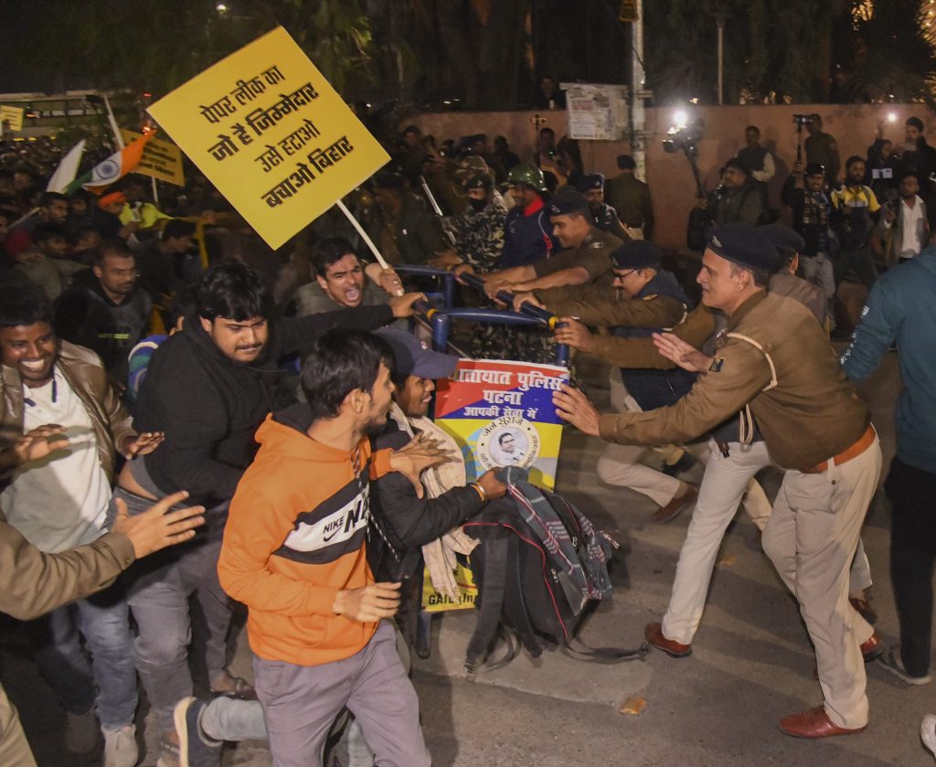 पटना में Bpsc अभ्यर्थियों पर लाठीचार्ज की पूरी कहानी, जानिए प्रशांत किशोर क्यों विवाद में घिर गए 2 29121 Pti12 29 2024 000323B