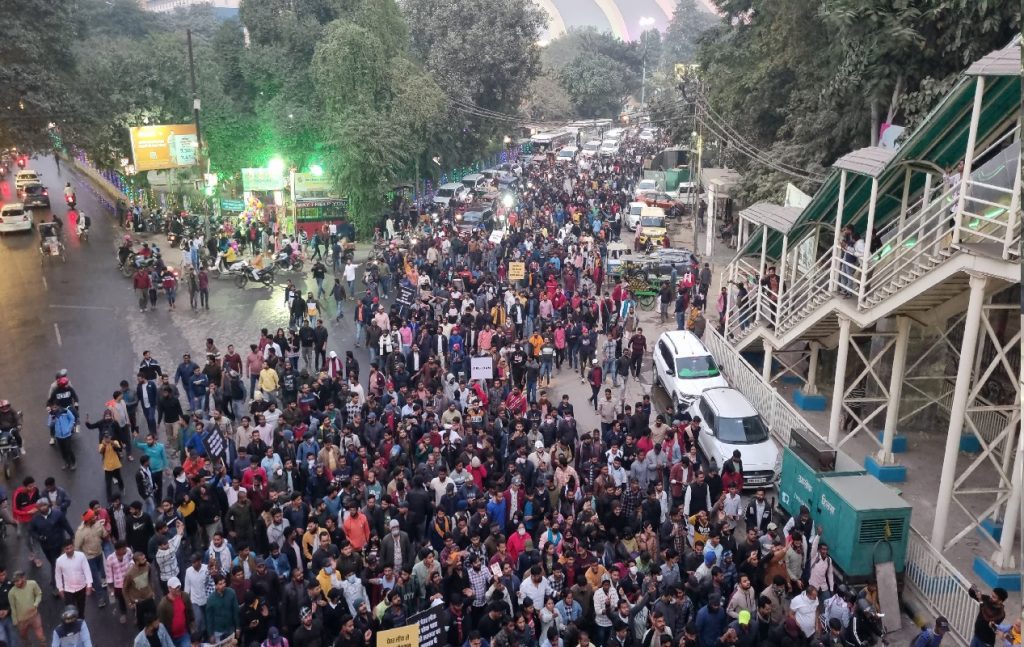Bpsc Students Protest: जेपी गोलंबर पर बीपीएससी अभ्यर्थियों पर लाठीचार्ज, पानी की बौछार 1 Bpsc 70Th Re Exam की मांग को लेकर पटना की सड़क पर उतरे बीपीएससी अभ्यर्थी