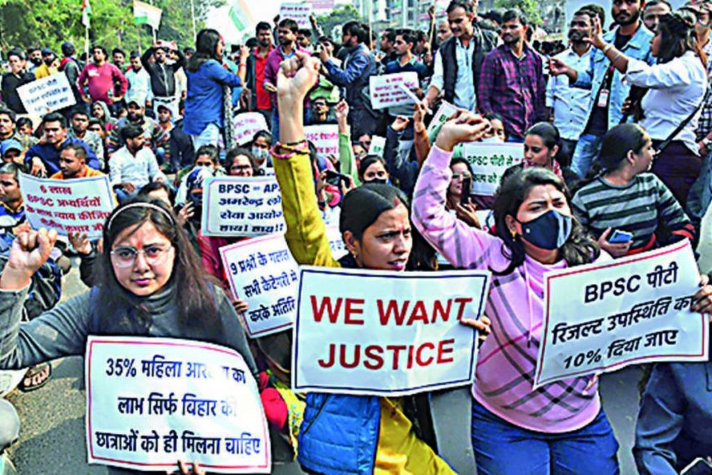 बीपीएससी परीक्षा को लेकर क्यों मचा है बवाल? नॉर्मलाइजेशन से लेकर लाठीचार्ज तक जानें हर सवाल का जवाब 5 बीपीएससी के सामने धरना प्रदर्शन करते छात्र