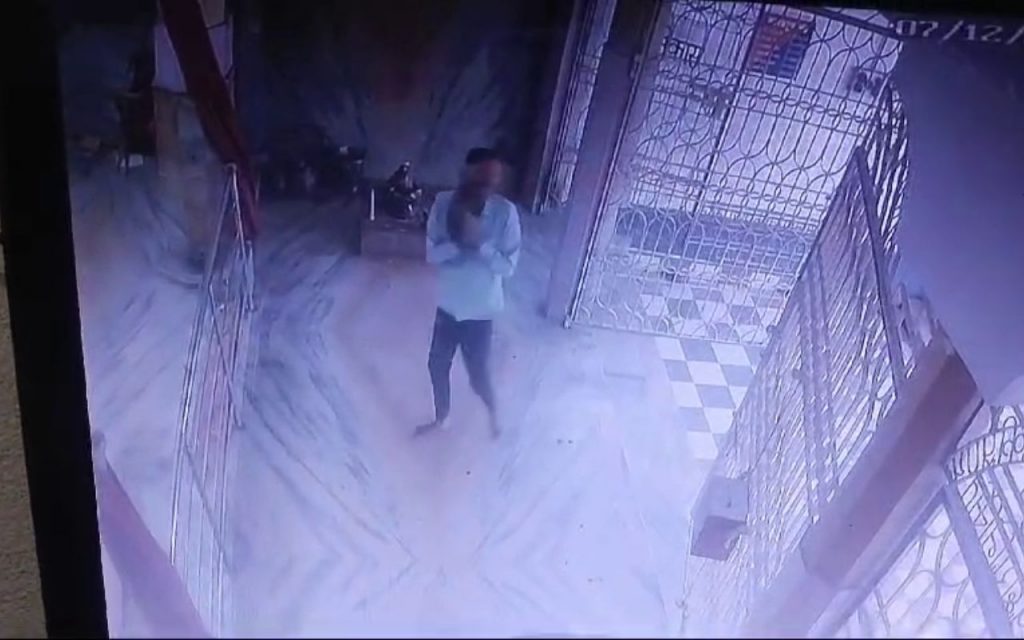 Bihar: चोर ने पहले मां काली की प्रतिमा को किया प्रणाम, फिर सोने के आभूषण की कर ली चोरी 1 Bhagalpur News 1 1