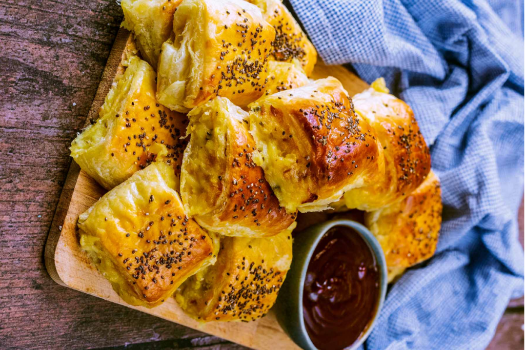 Cheese And Onion Rolls For Christmas Appetizers: क्रिसमस पार्टी के लिए बनाएं चीज और अनियन रोल्स जानें परफेक्ट ऐपेटाइजर रेसिपी 1 Cheese And Onion Rolls 1