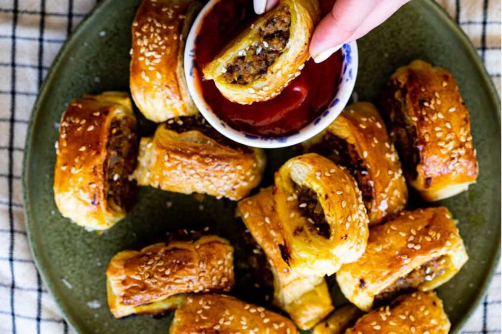 Cheese And Onion Rolls For Christmas Appetizers: क्रिसमस पार्टी के लिए बनाएं चीज और अनियन रोल्स जानें परफेक्ट ऐपेटाइजर रेसिपी 2 Cheese And Onion Rolls 2