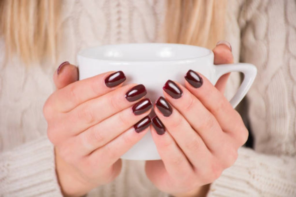 Nail Art Designs: क्रिसमस पार्टी पर ट्राई करें ये नेल आर्ट डिजाइन, लुक को बनाएगा अट्रैक्टिव 3 Dark Nails