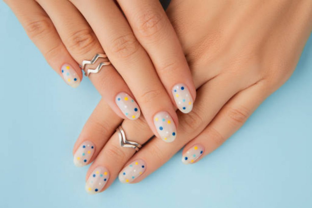 Nail Art Designs: क्रिसमस पार्टी पर ट्राई करें ये नेल आर्ट डिजाइन, लुक को बनाएगा अट्रैक्टिव 5 Dot Nails