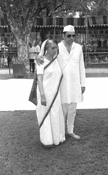 Sanjay Gandhi Birthday : संजय गांधी की मौत का गम इन दो तस्वीरों से समझिए, टूट गईं थीं इंदिरा गांधी 2 Gwc7Phvbiaanubc