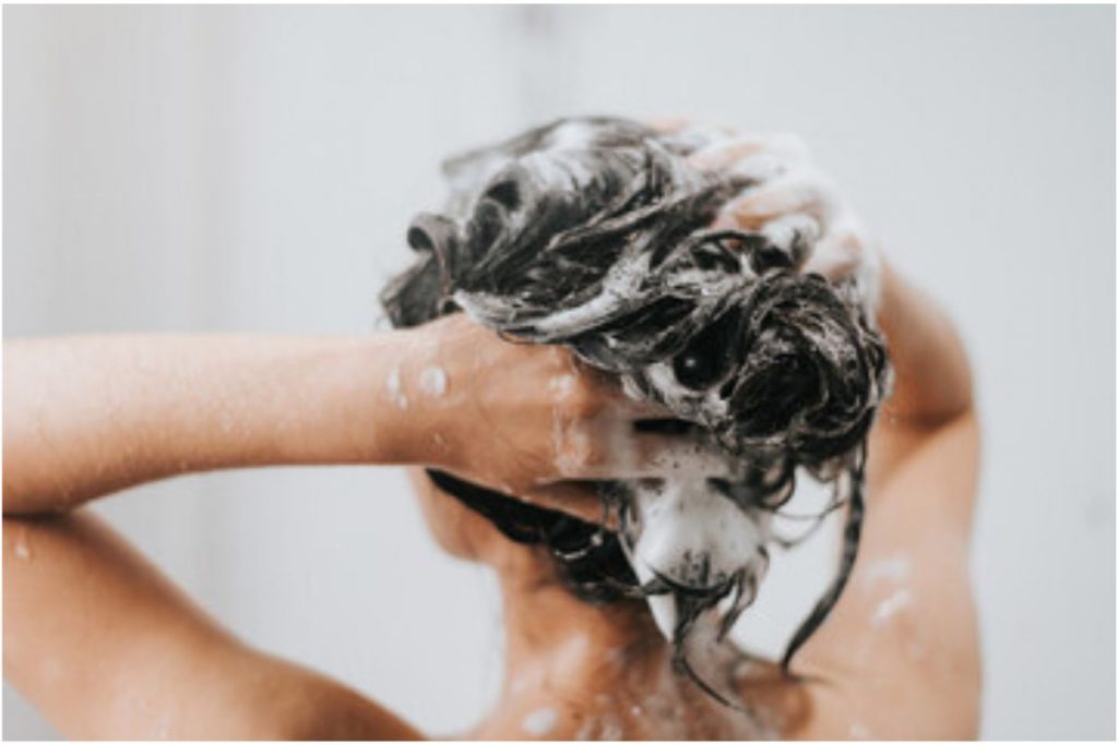 Hair Care Tips: आपको अपने बालों को कितनी देर तक करना चाहिए शैम्पू ? जानें यहां 6 Girl 3211 1222